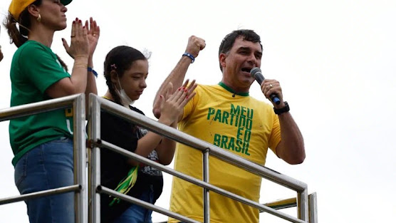 Ovos voam contra carreata de Flávio Bolsonaro, e candidato reage: “É tentativa de homicídio”; Veja