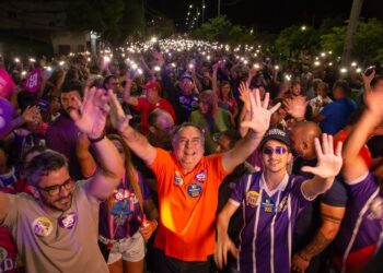 Zeca encerra campanha de Raquel, Marcelo e Gustavo reunindo multidão nas ruas de Arcoverde