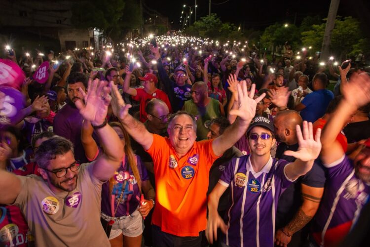 Zeca encerra campanha de Raquel, Marcelo e Gustavo reunindo multidão nas ruas de Arcoverde