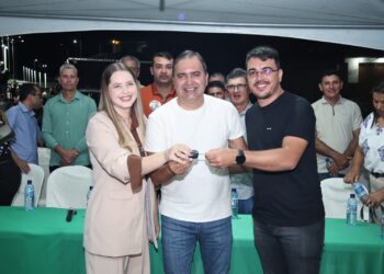 Brejinho: Gestão inaugura nova praça e entrega veículos e equipamento