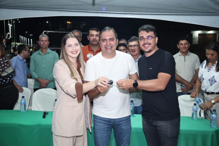 Brejinho: Gestão inaugura nova praça e entrega veículos e equipamento