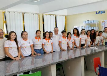 Arcoverde: Zeca parabeniza estudantes medalhistas da Olimpíadas Nacional de Eficiência Energética 2026
