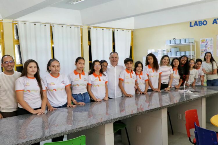 Arcoverde: Zeca parabeniza estudantes medalhistas da Olimpíadas Nacional de Eficiência Energética 2026