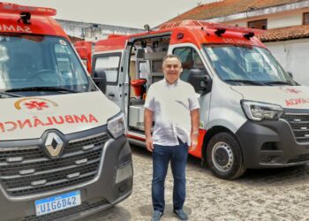 Zeca vistoria obras da Base do SAMU e apresenta novas ambulâncias para Arcoverde