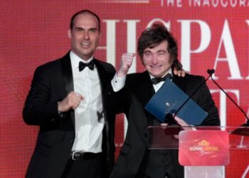 Ao lado de Eduardo Bolsonaro, Milei chama Lula de “ditador comunista” e fala em expulsá-lo ” a chutes”